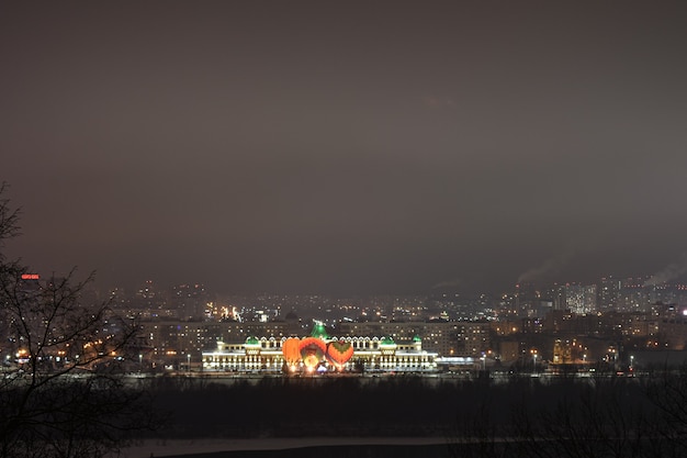 Balões pela cidade à noite