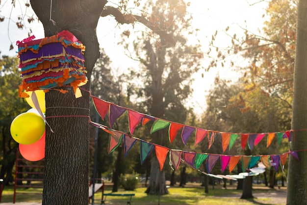 Balões pinata e banners em uma árvore Decoração para aniversário em um parque ao ar livre