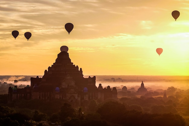 Balões voam sobre o templo Dhammayangyi