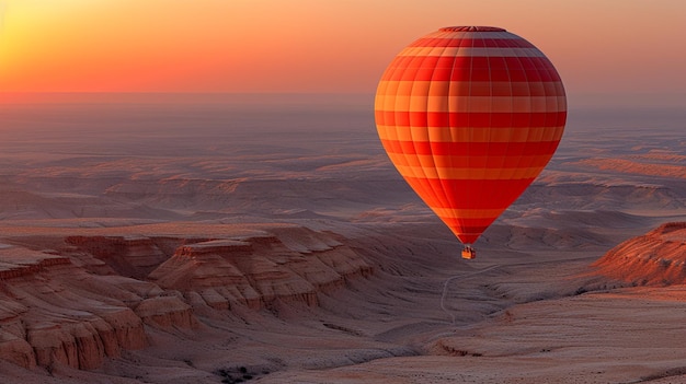 Balón de aire caliente sobre el desierto al atardecer