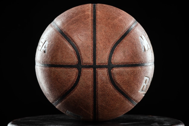 Balón de baloncesto clásico sobre fondo negro