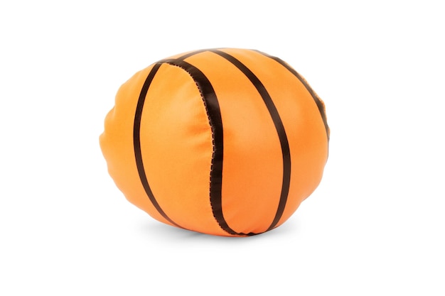 Balón de baloncesto sobre fondo blanco. Concepto deportivo de pelota naranja.