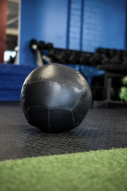 Balón de ejercicio negro en el gimnasio