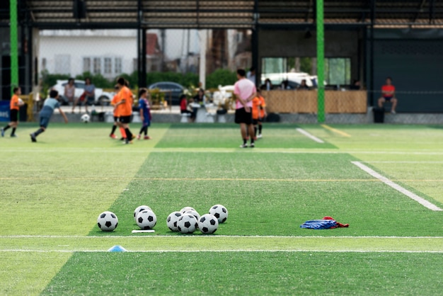 Balón de entrenamiento en campo de fútbol verde