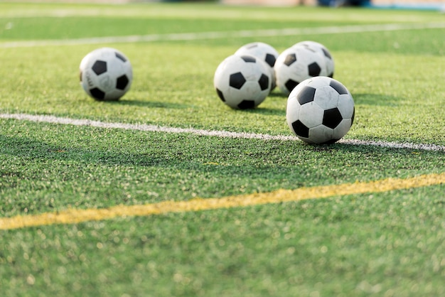 Balón de entrenamiento en campo de fútbol verde