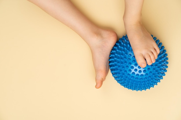 Balón de equilibrio de aguja azul para masajes y fisioterapia en un fondo beige con la imagen de un