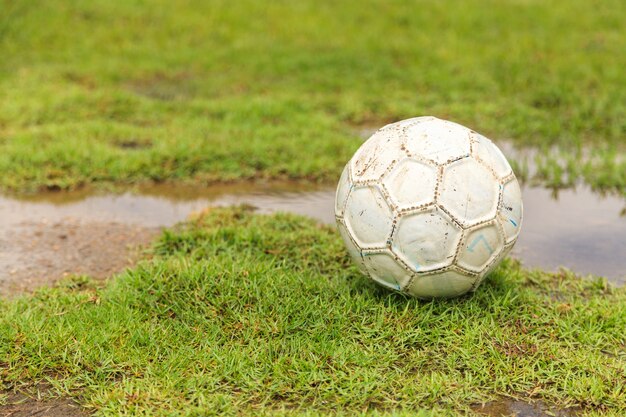 Balón de fútbol blanco viejo