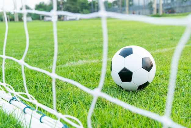 Balón de fútbol en el campo de fútbol con espacio de copia