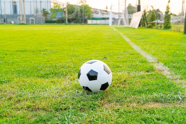 Balón de fútbol en el campo de fútbol