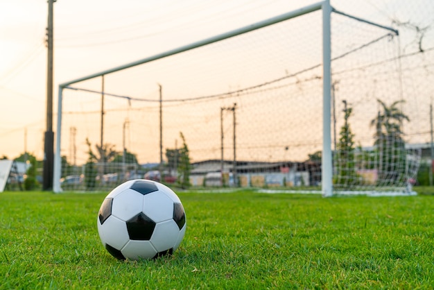 Balón de fútbol en el campo de fútbol