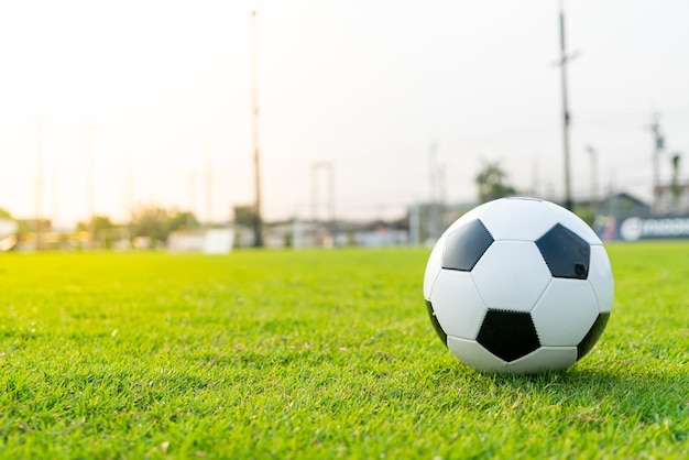 Balón de fútbol en el campo de fútbol