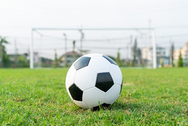 Balón de fútbol en el campo de fútbol