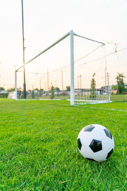 Balón de fútbol en el campo de fútbol