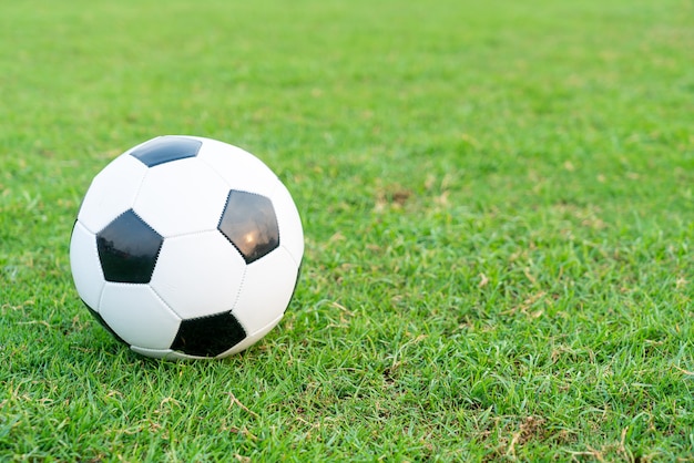 Balón de fútbol en el campo de fútbol