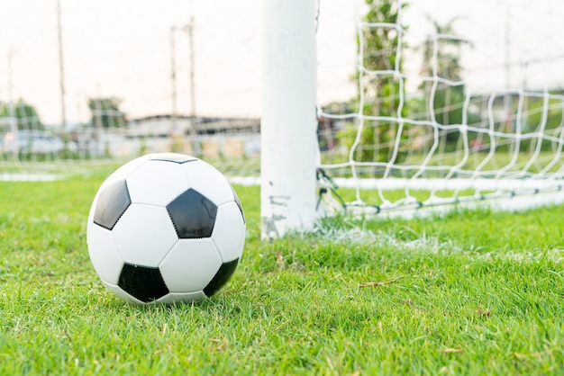 Balón de fútbol en el campo de fútbol