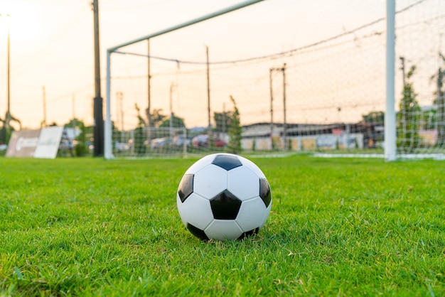 Balón de fútbol en el campo de fútbol