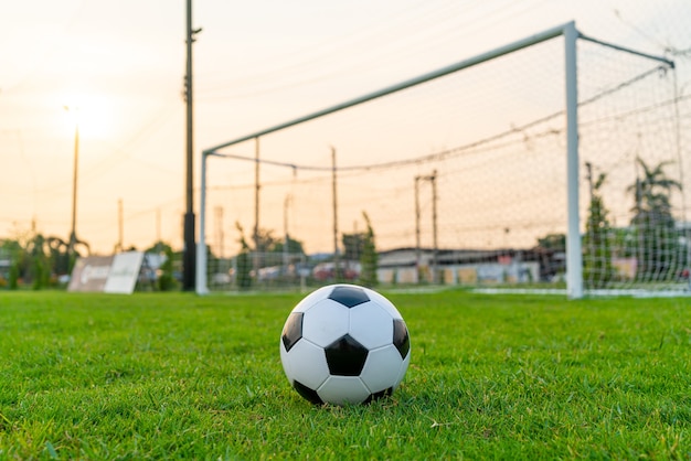 Balón de fútbol en el campo de fútbol