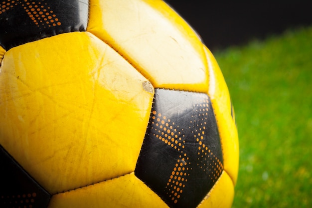 Foto balón de fútbol en el campo verde