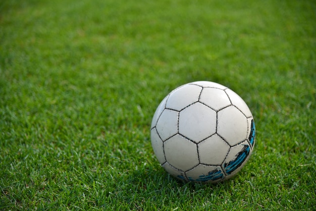 Foto balón de fútbol en el césped verde de un campo de fútbol