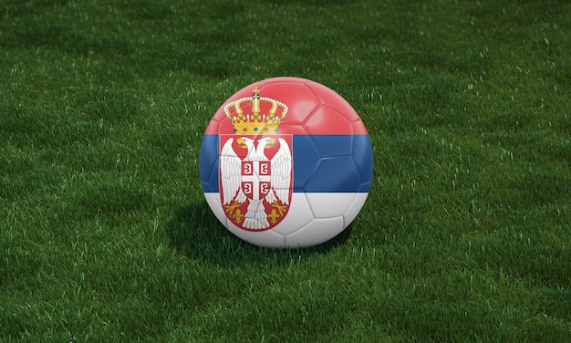 Balón de fútbol con los colores de la bandera de Serbia en un estadio sobre fondo de pastos verdes