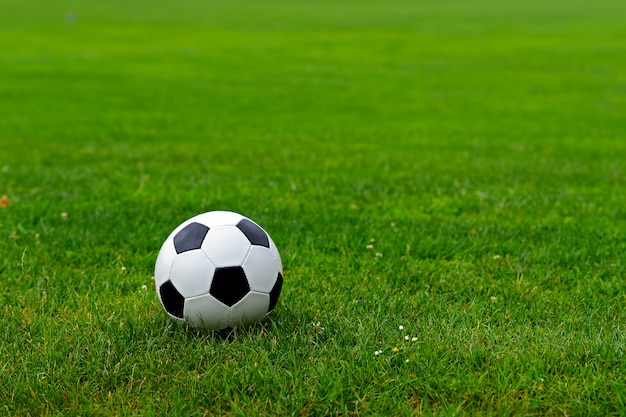 Balón de fútbol de cuero en un estadio de fútbol