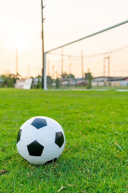 Balón de fútbol en el fondo del campo de fútbol con espacio de copia