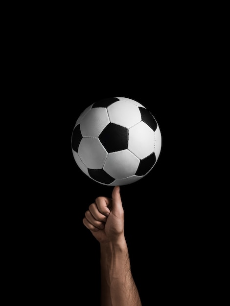 El balón de fútbol gira sobre el dedo.