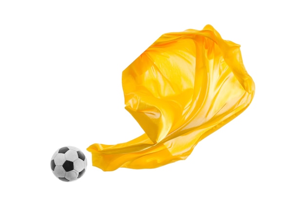 Balón de fútbol y paño amarillo transparente elegante suave aislado o separado sobre fondo blanco de estudio.