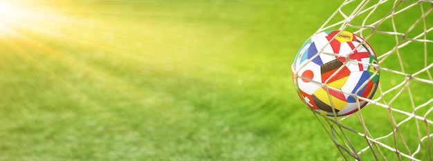 Foto balón de fútbol en la red de un gol concepto de fútbol