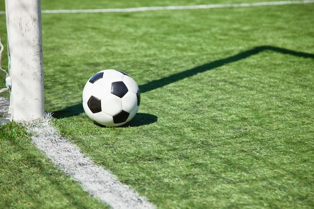 Balón de fútbol en la red de una portería. Concepto de fútbol