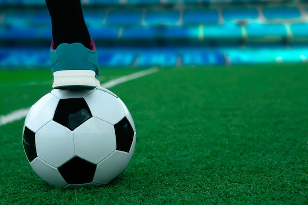 Balón de fútbol sobre la hierba. Fútbol femenino