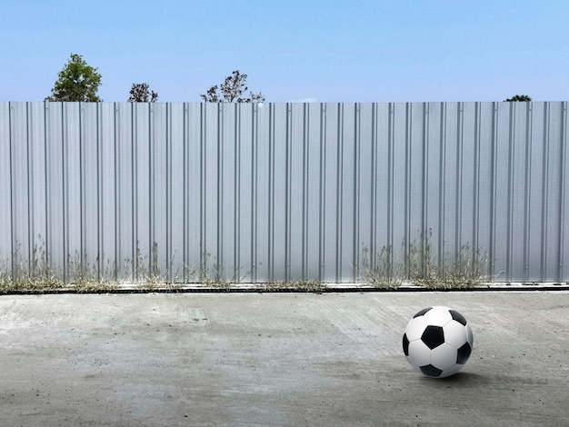 Balón de fútbol en el suelo Balón de fútbol callejero