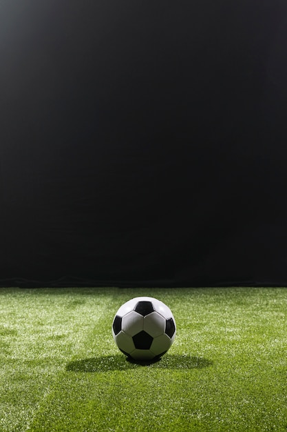 Foto balón de fútbol de tiro completo en el campo