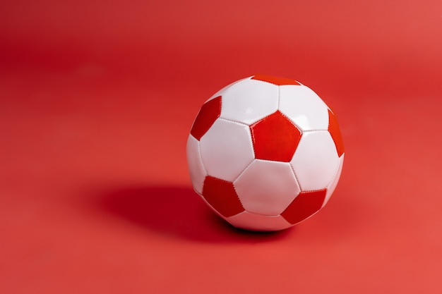 Balón para juego de fútbol sobre un fondo de papel