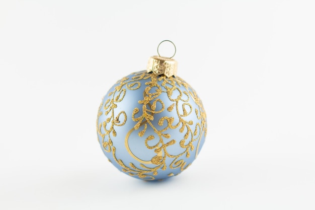 Balón de oro para el árbol de navidad sobre fondo blanco.