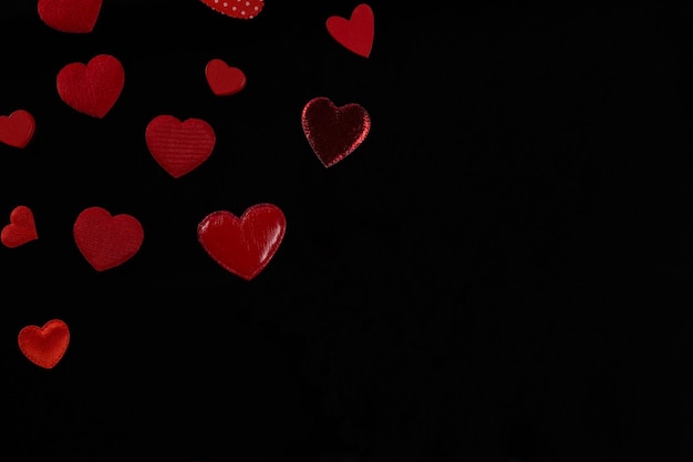 Balón de San Valentín contra un fondo negro