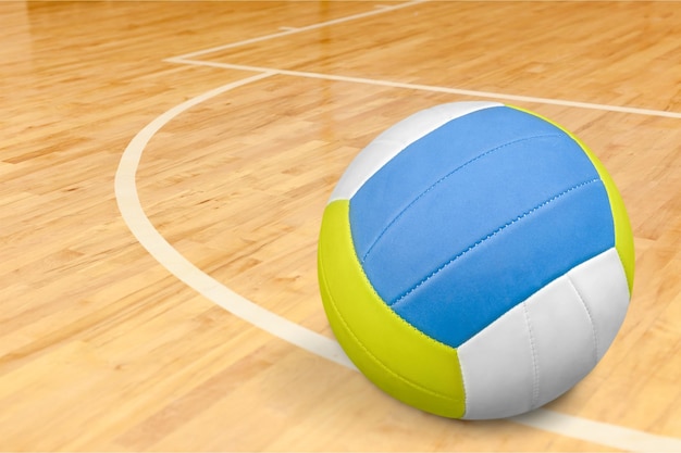 Balón de voleibol en el piso de madera, vista cercana