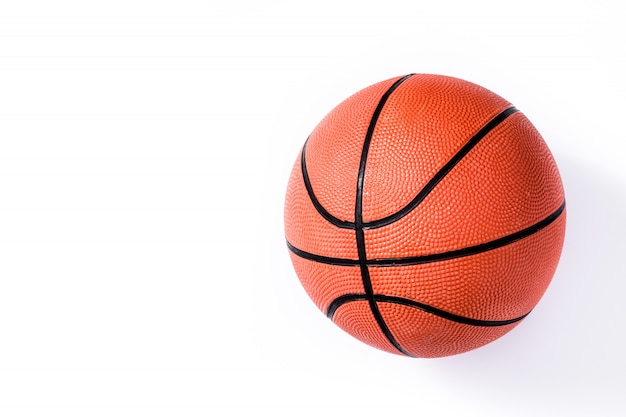 Baloncesto aislado sobre fondo blanco.