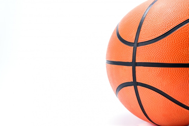 Baloncesto anaranjado aislado en el fondo blanco