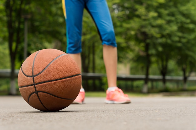 Baloncesto en una cancha de asfalto al aire libre