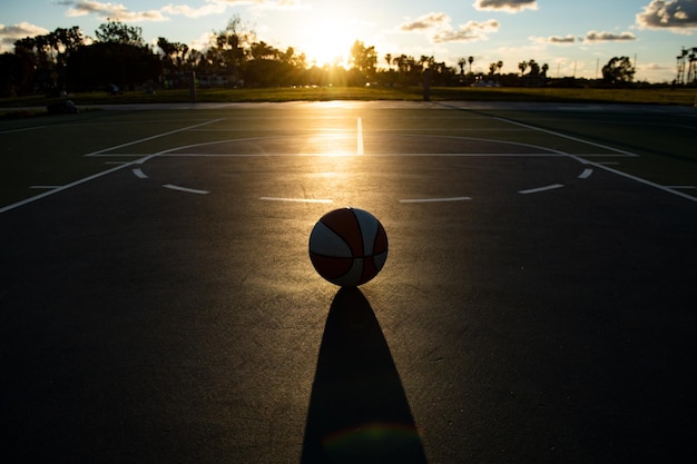 Baloncesto en la cancha de juegos. El baloncesto como símbolo deportivo y de fitness de una actividad de ocio en equipo jugando. Copie el espacio.