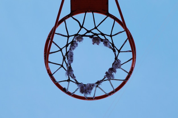 Foto baloncesto deporte en la calle.