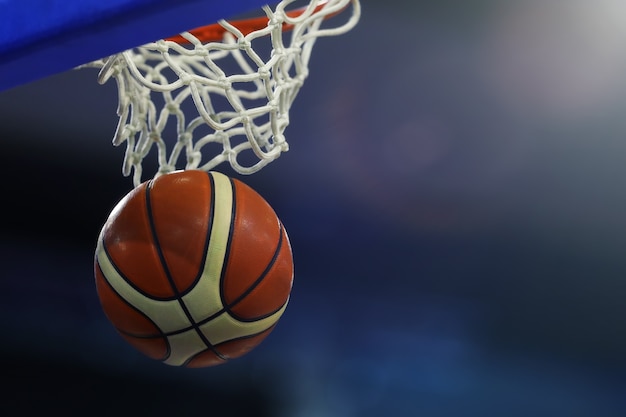 Baloncesto después de golpear el ring