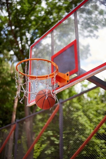 Baloncesto entrando en el aro