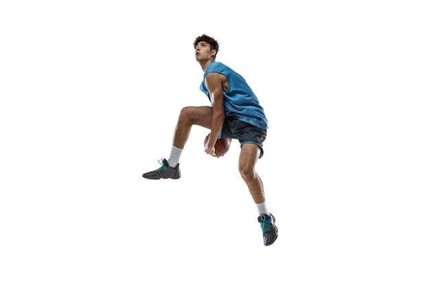 Baloncesto de entrenamiento deportivo joven aislado en blanco. Ejercicios con pelota