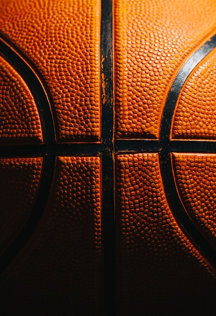 Foto baloncesto en un espacio oscuro