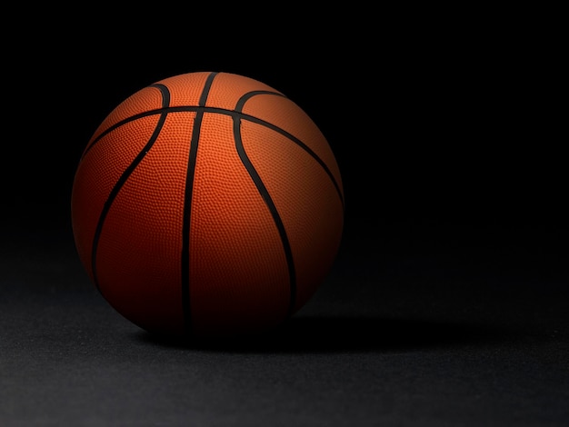 Baloncesto en fondo negro