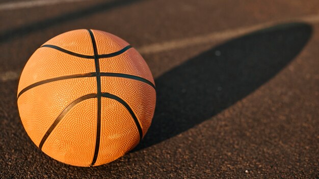 Baloncesto en un primer plano de campo con espacio de copia