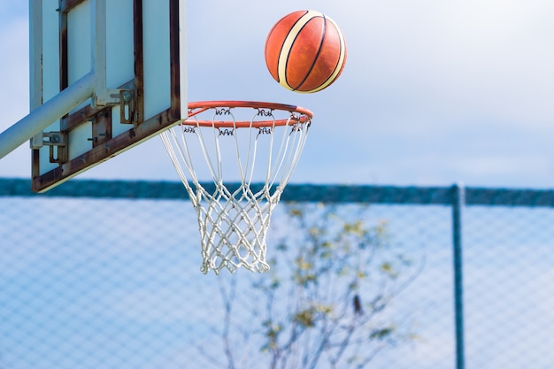 baloncesto a punto de entrar en el aro