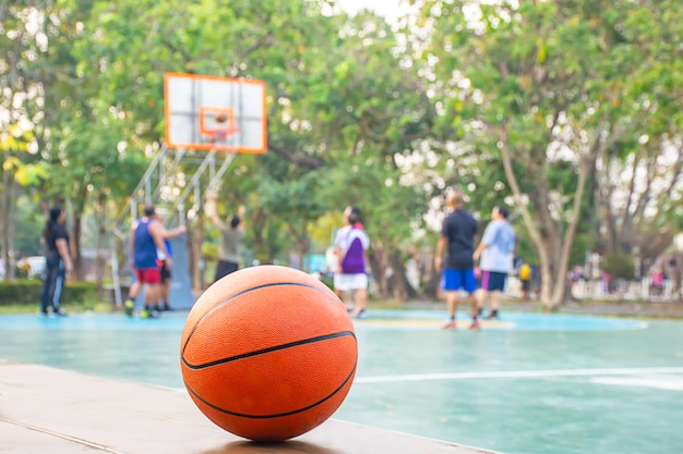 Baloncesto en la silla de madera